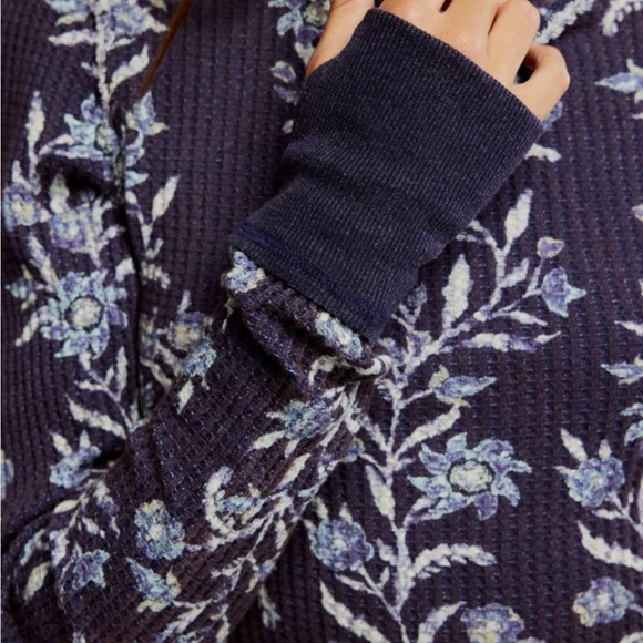 Free People "We The Free" Pretty Little Thermal top XL NEW - Picture 2 of 2